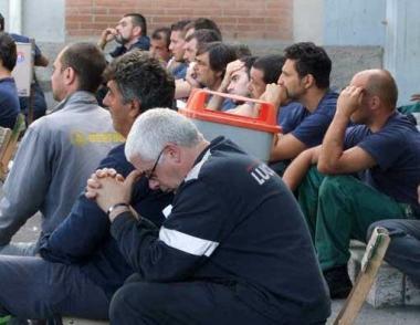 Operai dello stabilimento siderurgico in assemblea 