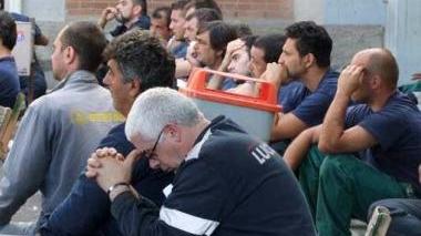 Operai dello stabilimento siderurgico in assemblea
