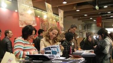 Si scelgono filati e stoffe in fiera