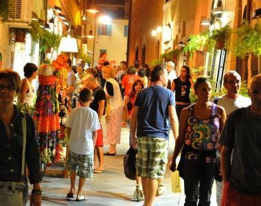 In città negozi aperti fino alle 24