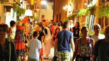 In città negozi aperti fino alle 24