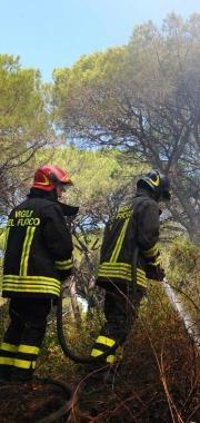Casolare in fiamme intervento record