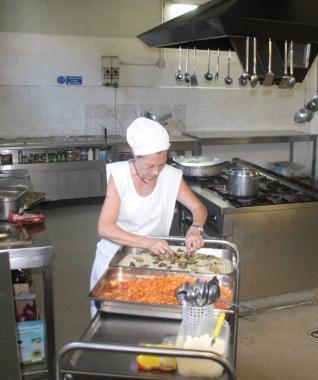 Una cuoca in cucina 