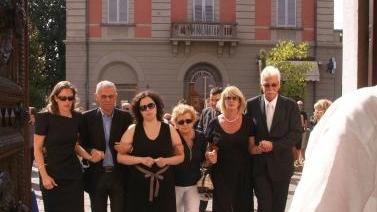 I parenti all’ingresso della chiesa