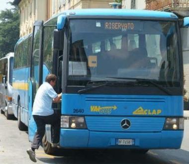 Un passeggero sale su un bus di linea (archivio) 