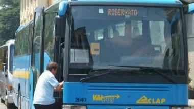 Un passeggero sale su un bus di linea (archivio)
