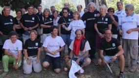 Un folto gruppo di aderenti ai comitati lunigianesi Salviamo le Apuane