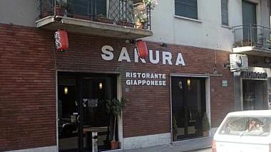 L’esterno del “Sakura” in via Manin e lo staff del “Carioca”