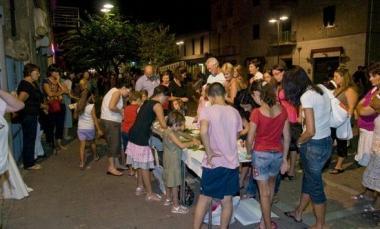 Persone nella zona pedonale per le degustazioni 