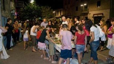 Persone nella zona pedonale per le degustazioni