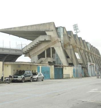 La tribuna coperta dellArena vista dal piazzale 