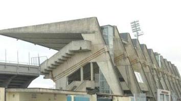 La tribuna coperta dell’Arena vista dal piazzale