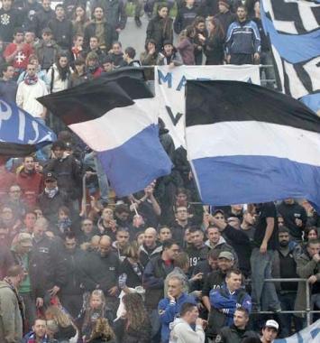 Un gruppo di tifosi del Pisa in Curva Nord  