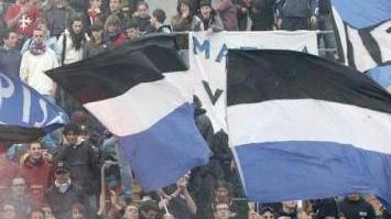 Un gruppo di tifosi del Pisa in Curva Nord