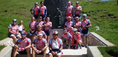 Il Team Pisa 2001 attorno al monumento a Coppi sul passo Pordoi 