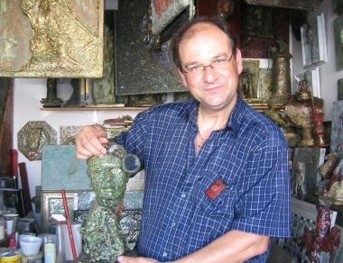Ascanio mostra una delle sue creazioni    