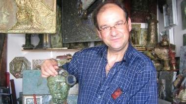 Ascanio mostra una delle sue creazioni