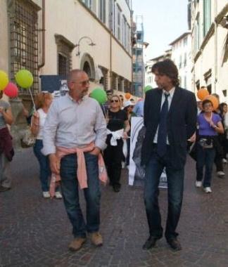 Poggi (a destra) a un corteo contro Lucart 