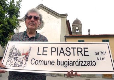 Giancarlo Corsini uno dei factotum del campionato della bugia Sotto: il Pinocchio presentato allExp&ograve; 