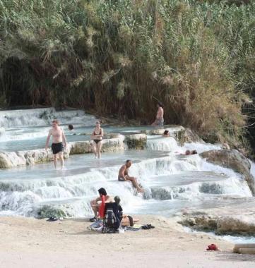 <b>NUDISTI </b>Il gruppo si era dato come punto di ritrovo le Cascatelle di Saturnia   