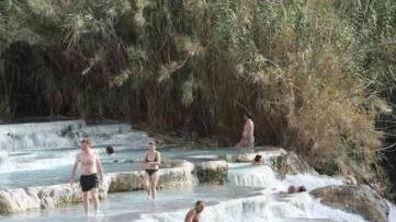 <b>NUDISTI </b>Il gruppo si era dato come punto di ritrovo le Cascatelle di Saturnia