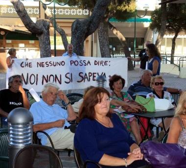 Uno scorcio del pubblico con tanto di striscione alla Caprillina e Mario Tozzi col suo libro   