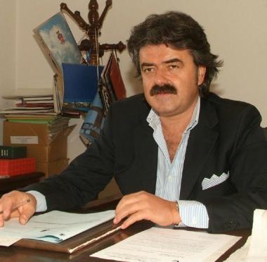 Un cumulo di rifiuti abbandonati e il sindaco Maurizio Marchetti 