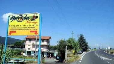Il punto dell’incidente e l’auto sul cancello