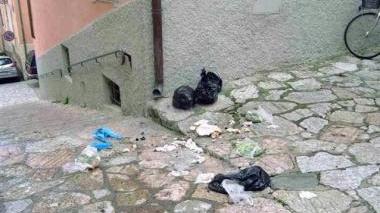Ciò che resta dei sacchi di spazzatura dopo il passaggio dei gabbiani