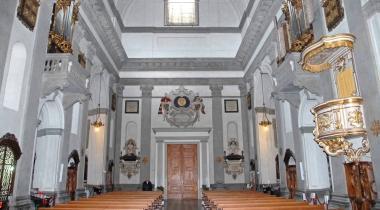 A sinistra i due organi nella chiesa di S. Ignazio di Loyola 