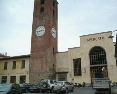 I banchi della frutta e della verdura dentro il mercato  