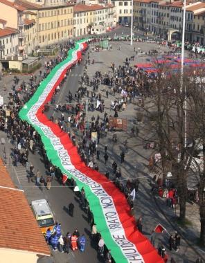 Bandiere alla manifestazione “Prato non deve morire”