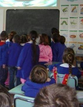 Alunni di una scuola durante una lezione 