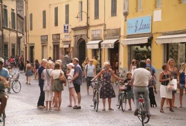 La zona della Porta dei Borghi in fondo alla via Fillungo &egrave; molto popolata 