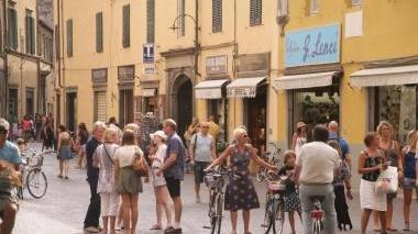 La zona della Porta dei Borghi in fondo alla via Fillungo è molto popolata