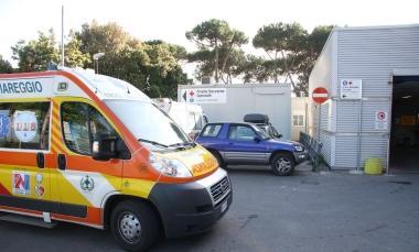 Ambulanze nel piazzale del Pronto soccorso al Versilia 