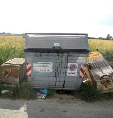 Scene di ordinario degrado immortalate da Castellani durante i suoi spostamenti in Valdera, in oltre un anno ha dato vita a una collezione che denuncia il brutto 