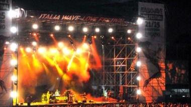 Concerto di Italia Wave e, a destra, i “Muchacho”