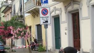 <b>ALL’OPERA.</b> Si cerca di ripulire le fossette dei marciapiedi