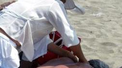 Un massaggiatore in spiaggia
