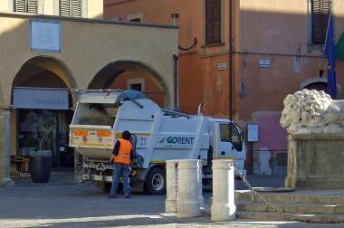 Raccolta dei rifiuti nel centro citt&agrave;   