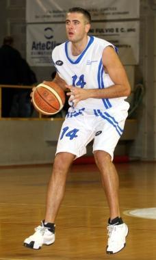 Lex di Pallacanestro e Use Giacomo Ammannati (qui con la cassacca della Mazzanti) sar&agrave; uno dei protagonisti del derby di D visto che &egrave; andato alla Cerretese 
