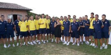 <b>OSPITI.</b> Il gruppo del Livorno calcio nella tenuta Il Faggeto con la signora Bruna Baroncini 