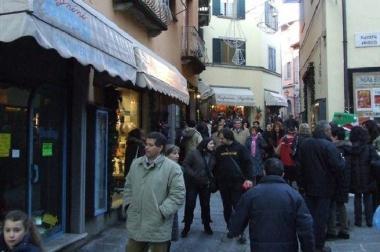 Il centro storico di Castelnuovo dove si svolge la manifestazione organizzata dai commercianti