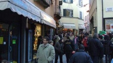 Il centro storico di Castelnuovo dove si svolge la manifestazione organizzata dai commercianti