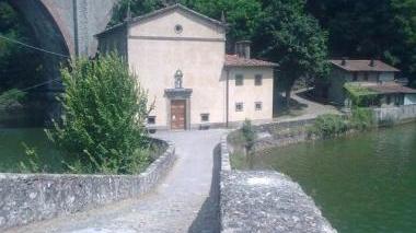 Non c’è più la ringhiera lungo il ponte della Madonna