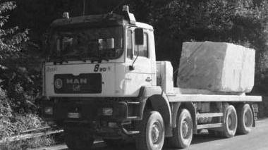 Camion del trasporto marmo nella bufera
