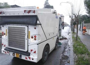 Una spazzatrice in azione      