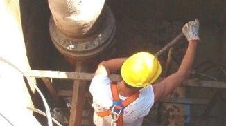 Un addetto all’acquedotto durante un lavoro di manutenzione