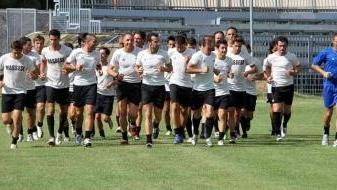In alto il presidente della Massese Giorgio Turba: il suo appello ad aiutarlo per far ripescare le zebre in serie D è caduto nel vuoto; a sinistra gli allenamenti dei bianconeri in vista del prossimo campionato